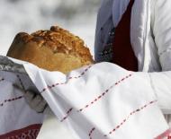 Означает хлеб да соль. Хлеб-соль. Хлеб означает милость, а что символизирует соль? Встреча молодых хлебом солью